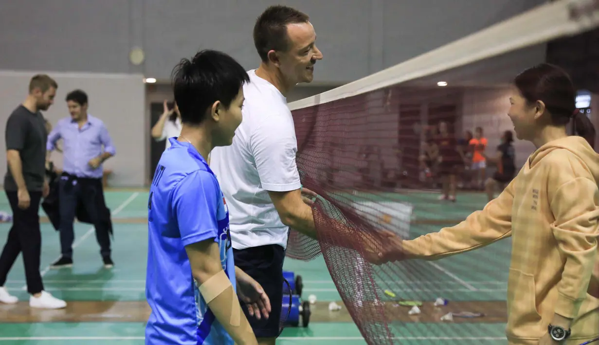 Terry yang keahliannya bermain sepak bola bahkan sempat unjuk keterampilan dalam bermain bulu tangkis. Terry berduet dengan Siti Fadia Silva Ramadhanti dan berduel dengan Greysia Polii. (Twitter/@INABadminton)