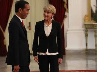 Presiden Jokowi dan Menlu Australia Julie Bishop berbincang seusai melakukan pertemuan di Istana Merdeka, Jakarta, Rabu (26/10). Presiden Jokowi dan Menlu Australia melakukan pertemuan ‎tertutup di salah satu ruangan. (Liputan6.com/Faizal Fanani)