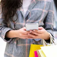 Ilustrasi belanja dengan smartphone (Foto: Shutterstock)