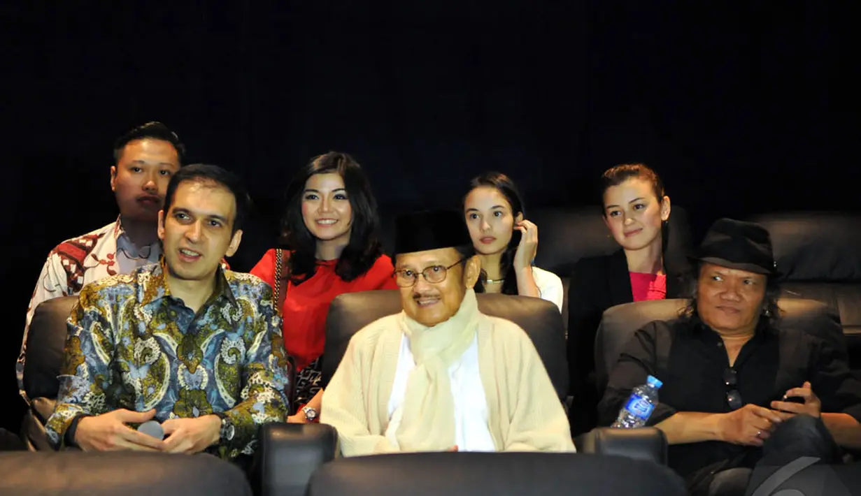 Petinggi MD Entertainment, Manoj Punjabi, mantan Presiden RI, BJ Habibie, promotor musik, Adrie Subono serta para pemain film "Merry Riana: Mimpi Sejuta Dolar" saat nobar di Jakarta, Jumat (26/12/2014). (Liputan6.com/Panji Diksana)