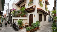 6 Inspirasi Fasad Rumah Mediterania Modern untuk Gang Sempit agar Tampil Estetik ala Guesthouse