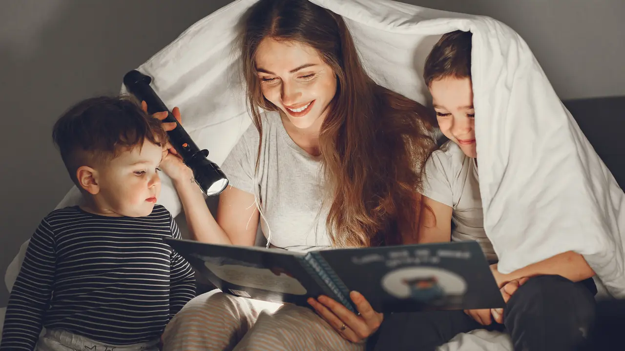 Ilustrasi membaca dongeng sebelum tidur (Foto: freepik/prostooleh)