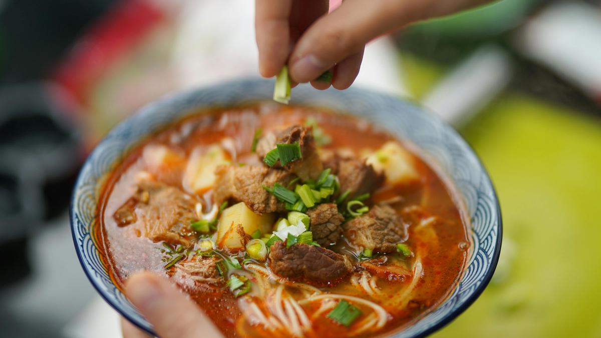 Trik Mengurangi Lemak pada Sup Daging Tanpa Mengubah Rasa