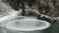 Lempengan es berputar di sebuah sungai di Michigan (Storyful)