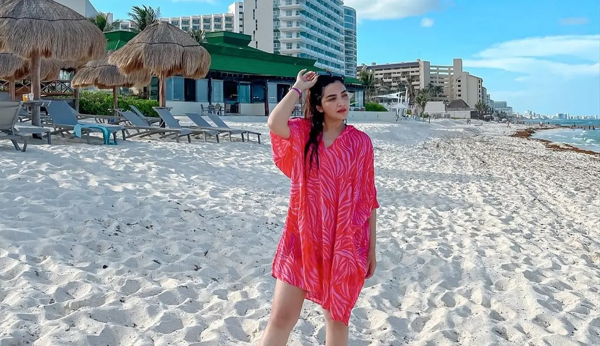 Inilah outfit Ashanty saat liburan di salah satu pantai Meksiko. Ashanty terlihat mengenakan kain pantai yang membuatnya tampil anggun. Ia memilih wana merah muda pucat yang tak terlalu mencolok. (Liputan6.com/IG/@ashanty_ash)