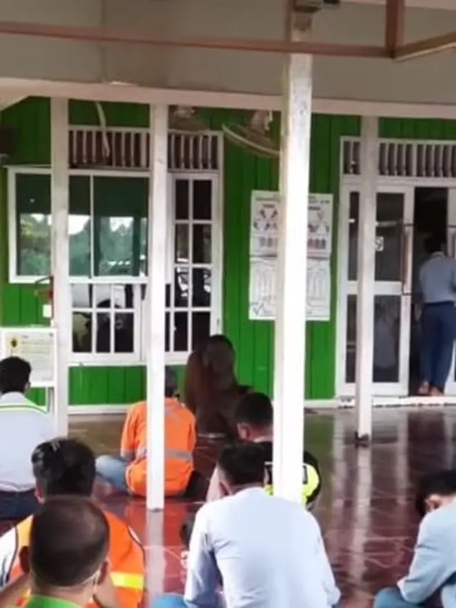 Orangutan dengarkan khutbah Jumat. (Foto: Liputan6.com/Istimewa)