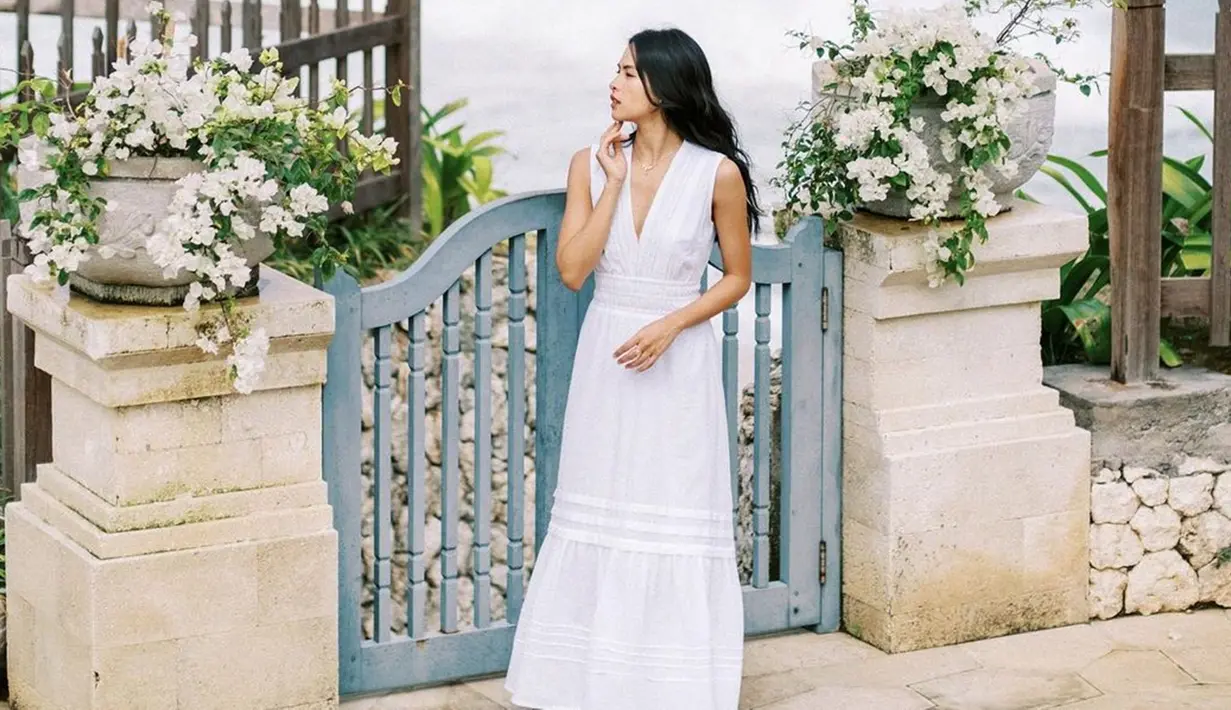 Saat jalani pemotretan, istri Jesse Choi ini belum kehilangan aura pengantin baru dari dalam dirinya. Tampil cantik natural dan sederhana, pesona Maudy Ayunda berhasil menuai banyak pujian netizen.(Liputan6.com/IG/@maudyayunda)