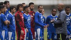 Caretaker Persib, Herrie Setiawan, memimpin latihan di Stadion GBLA, Jawa Barat, Kamis (20/7/2017). Persib bersiap menghadapi Persija pada laga Liga 1. (Bola.com/Vitalis Yogi Trisna)