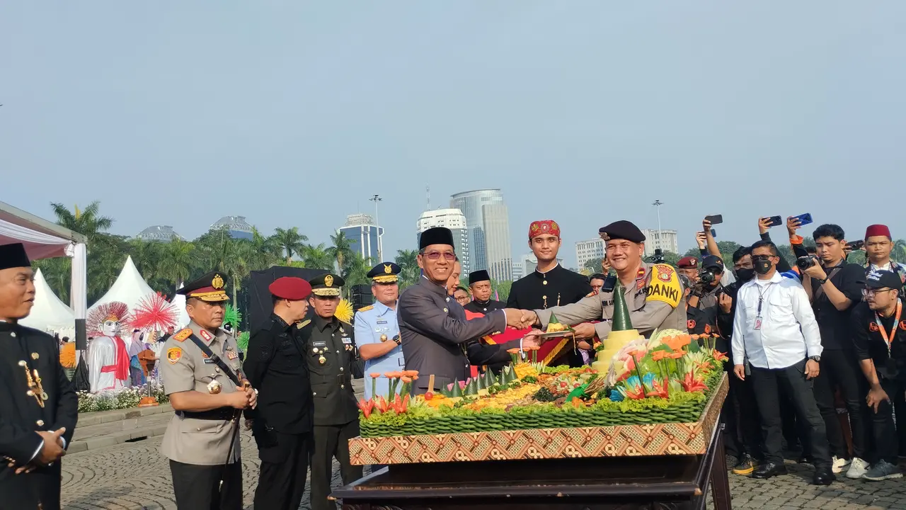 Suasana upacara peringatan Hari Ulang Tahun (HUT) DKI Jakarta ke-496 pun dihelat di Lapangan Silang Monas Sisi Selatan. (Winda Nelfira/Liputan6.com)