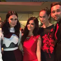 Kebersamaan Luna Maya dan Cut Tari pada acara 50 tahun pernikahan Dhamoo Punjabi. (via instagram.com/ilmiraz)