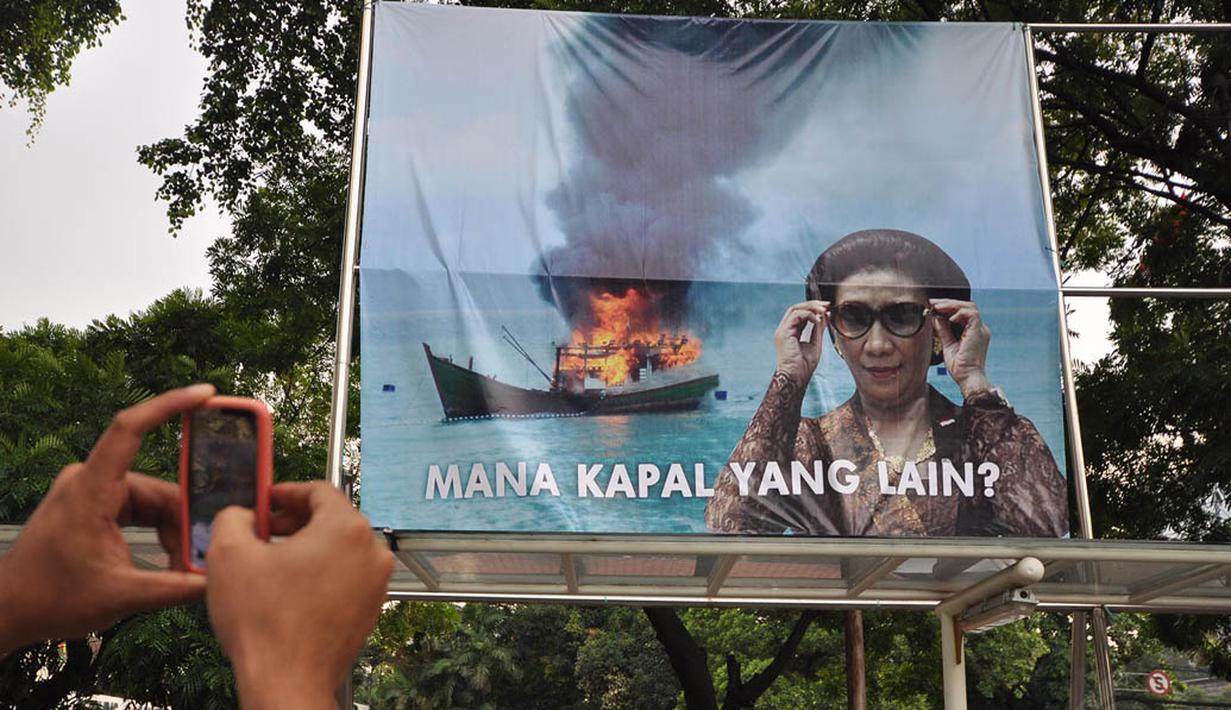 Dalam poster tersebut, Menteri Susi seperti baru mengenakan kacamata hitam dan di bagian belakang ada kapal yang terbakar api karena dihancurkan, Jakarta. Foto diambil pada Kamis (11/12/2014). (Liputan6.com/Miftahul Hayat)