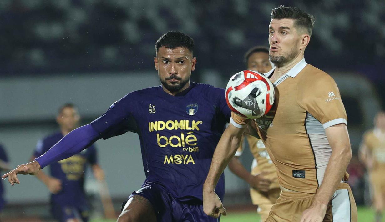 Laga kedua tim berlangsung ketat dan sengit, namun penyelesaian akhir menjadi pembeda. Tampak dalam foto, pemain Persita berebut bola pemain Dewa United dalam lanjutan BRI Super League 2025/2026 di Stadion Indomilk Arena, Tangerang, Banten, Kamis (26/2/2026). (Bola.com/M Iqbal Ichsan)