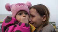 Seorang wanita dan anak bayi yang terkena dampak invasi Rusia di Ukraina. Dok:&nbsp;AP Photo/Markus Schreiber