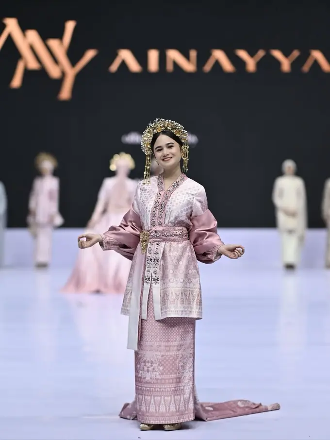 Potret Tissa Biani Tunjukkan Pesona Perempuan Petite di IFW 2025, Tampil Anggun dalam Balutan Kebaya kurung