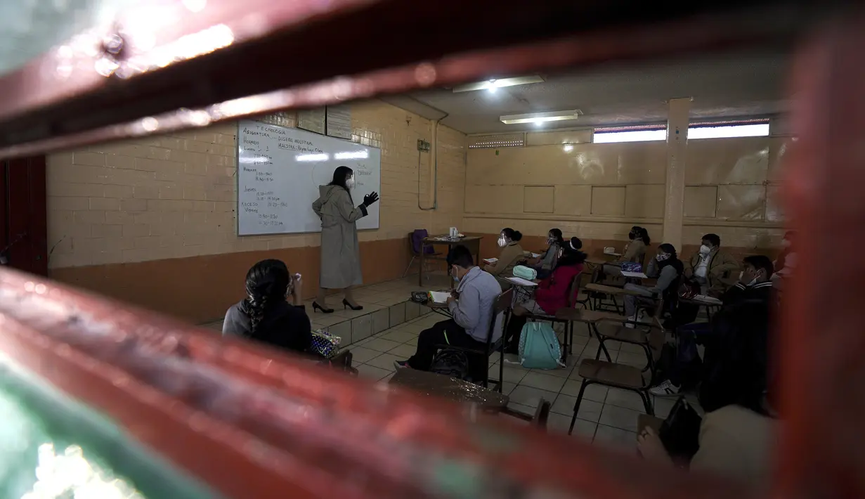 Seorang guru mengajar saat tahun ajaran baru dimulai selama pandemi COVID-19 di sekolah umum di Mexico City, Meksiko, Senin (30/8/2021). Jutaan anak Meksiko mulai menjalani sekolah tatap muka. (AP Photo/Fernando Llano)