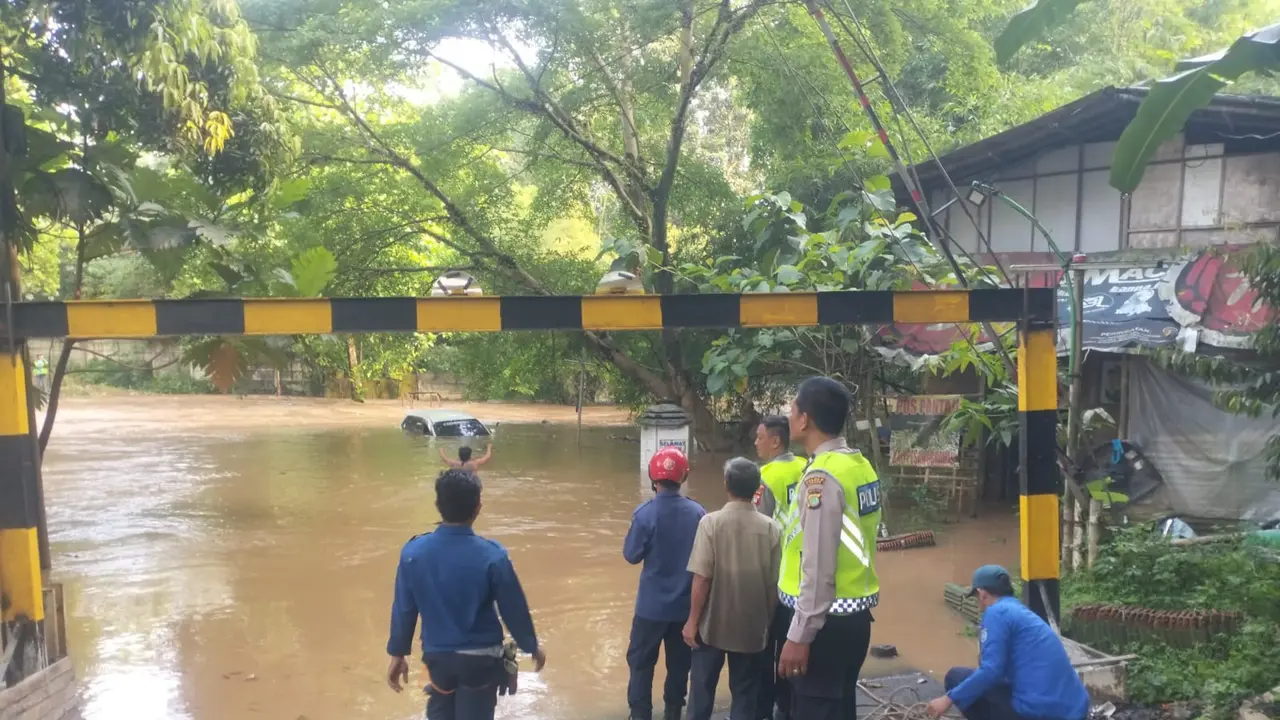 Kali Pesanggrahan Meluap, Satu Mobil Terendam