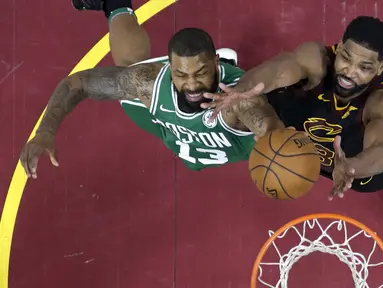 Aksi pemain Cavaliers, Tristan Thompson (kanan) dan pemain Boston, Marcus Morris berebut bola pada laga final Wilayah Timur NBA basketball di Quicken Loans Arena, Clevelan, (19/5/2018). Cavaliers menang 116-86. (AP/Tony Dejak)