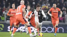 Pemain Juventus Paulo Dybala (tengah) membawa bola melewati para pemain Udinese pada pertandingan Coppa Italia 2019/2020 di Allianz Stadium, Turin, Italia, Rabu (15/1/2020). Juventus menang 4-0. (Fabio Ferrari/LaPress via AP)