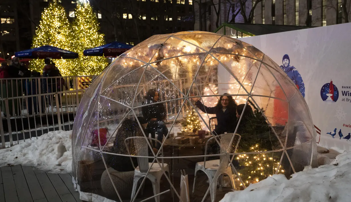 Sejumlah orang beristirahat dalam "gelembung" plastik di New York, Amerika Serikat (AS)  (22/12/2020). Seiring pandemi COVID-19 terus merajalela di seluruh AS tahun ini, masyarakat terpaksa menjalani musim liburan Natal yang lain dari biasanya. (Xinhua/Wang Ying)