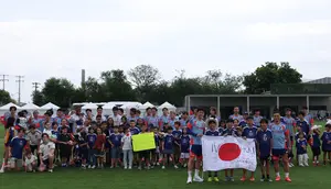 Para pemain Jepang berpose untuk foto bersama para penggemar saat sesi latihan di Pusat Latihan Tigres (CET) di San Nicolas de los Garza, dekat Monterrey, Meksiko, pada 6 Juni 2026, menjelang turnamen sepak bola Piala Dunia FIFA 2026. (Julio Cesar AGUILAR / AFP)