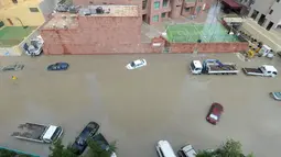 Sejumlah kendaraan terlihat di sebuah jalan yang terendam banjir menyusul hujan lebat di Kegubernuran Mubarak Al-Kabeer, Kuwait (29/11/2020). Hujan lebat melanda Kuwait pada Sabtu (28/11) malam dan Minggu (29/11) pagi waktu setempat. (Xinhua/Asad)