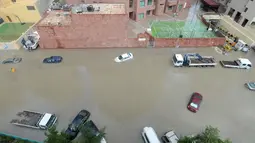 Sejumlah kendaraan terlihat di sebuah jalan yang terendam banjir menyusul hujan lebat di Kegubernuran Mubarak Al-Kabeer, Kuwait (29/11/2020). Hujan lebat melanda Kuwait pada Sabtu (28/11) malam dan Minggu (29/11) pagi waktu setempat. (Xinhua/Asad)