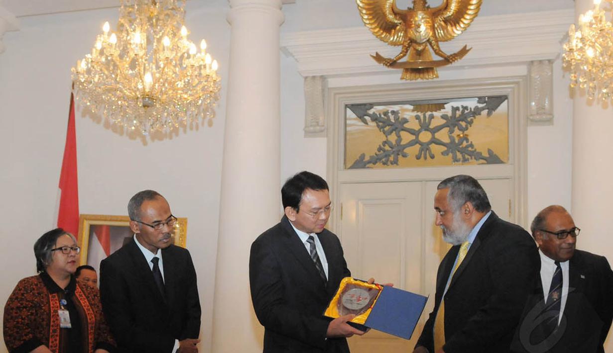 Wakil Gubernur Basuki Tjahaja Purnama (Ahok) menerima kenang-kenangan dari Otoritas Pemadam Kebakaran Fiji, Jakarta, (22/9/14). (Liputan6.com/Herman Zakharia)  