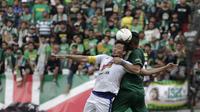 Bek Arema FC, Hamka Hamzah, berebut bola atas dengan bek Persebaya Surabaya, Otavio Dutra, pada laga final Piala Presiden 2019 di Stadion Gelora Bung Tomo, Surabaya, Selasa (9/4). Kedua tim bermain imbang 2-2. (Bola.com/Yoppy Renato)
