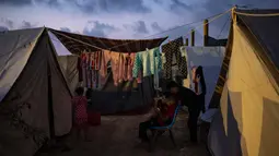 Ada sekitar 120 tenda yang didirikan untuk menampung warga Palestina yang mengungsi. (AP Photo/Fatima Shbair)