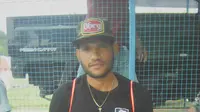 Pemain anyar Semen Padang, Christovel Sibi ingin mengikuti jejak pemain asal Papua yang sukses ranah Minang seperti Elie Aiboy dan Erol Iba. (Bola.com/Arya Sikumbang)