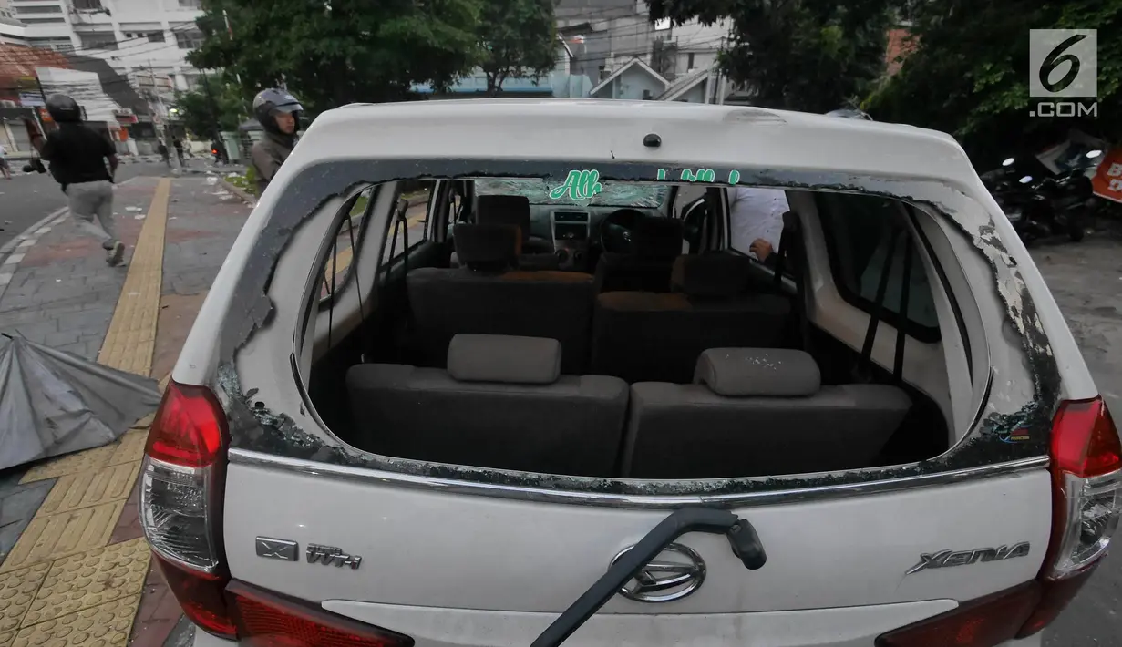 Mobil rusak pascakerusuhan di sekitaran wilayah MH. Thamrin, Jakarta, Kamis (23/5/2019). Aksi unjuk rasa itu dilakukan menyikapi putusan hasil rekapitulasi nasional Pemilu serentak 2019. (Liputan6.com/Herman Zakharia)