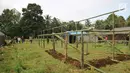 Warga membangun kamp pengungsian Gunung Agung di lahan milik dinas pertanian, Karangasem, Bali, Senin (27/11). Status Gunung Agung yang naik dari siaga ke awas, membuat warga diminta mengungsi dari radius 8 hingga 10 kilometer. (Liputan6.com/Andi Jatmiko)