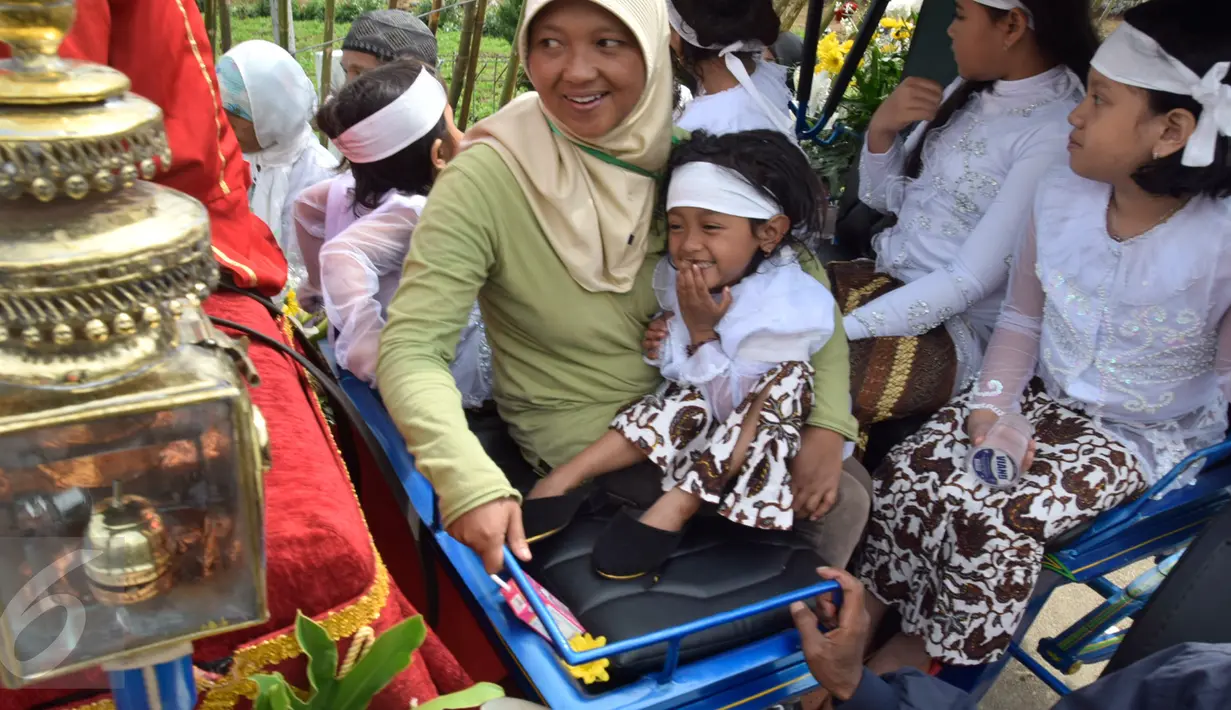 Seorang anak berambut gimbal saat mengikuti pelaksanaan ruwatan atau pemotongan rambut gimbal di komplek candi Arjuna, Dieng, Jateng, Minggu (3/7).Acara ini bersamaan dengan diadakannya Pergelaran Dieng Culture Festival (DCF) VII. (Gholib)
