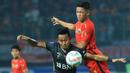 <p>Pemain Persija Jakarta, Rio Fahmi (atas) berduel udara dengan pemain Bhayangkara Presisi, Sani Rizki pada laga pekan ketiga BRI Liga 1 2023/2024 di Stadion Patriot Candrabhaga, Bekasi, Minggu (16/7/2023). Persija menang dengan skor 4-1. (Bola.com/M Iqbal Ichsan)</p>