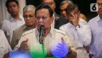 Ketua Umum Partai Gerindra Prabowo Subianto memberikan keterangan usai pertemuan dengan politisi PDIP Budiman Sudjatmiko (kanan) saat berkunjung ke Kediaman Prabowo di Rumah Kertanegara, Kebayoran Baru, Jakarta Selatan, Selasa (18/7/2023). (Liputan6.com/Faizal Fanani)