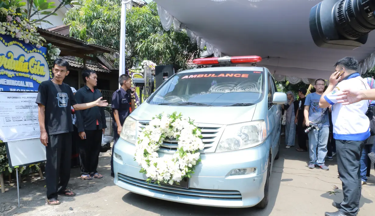 Mobil ambulans telah dipersiapkan, dilengkapi karangan bunga untuk mengantarkan jenazah Mike Mohede ke peristirahatan terakhirnya di pemakaman umum di Tanah Kusir hari ini. (Galih W. Satria/Bintang.com)