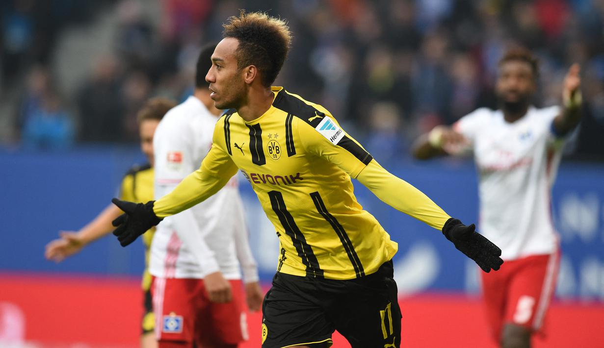 Hattrick ketiga bersama Borussia Dortmund dicetaknya saat menang 5-2 atas tuan rumah Hamburg SV di pekan ke-10 Bundesliga musim 2016/2017, 5 November 2016. Aubameyang bahkan mencetak 4 gol dalam laga tersebut alias mencetak quattrick. (AFP/Carmen Jaspersen)