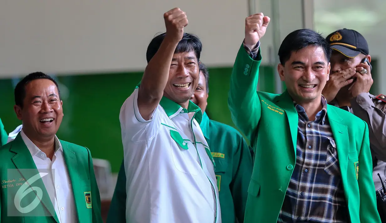 Anggota DPRD Haji Lulung (kedua kiri) bersama  Sekjen DPP PPP Dimyati Natakusumah menyapa wartawan di Kemenkumham, Jakarta (4/1). Kedatangannya untuk menjelaskan dan menyerahkan data otentik muktamar Jakarta kepada Menkumham. (Liputan6.com/Faizal Fanani)