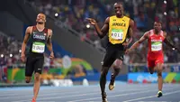 Andre De Grasse (kiri) merupakan peraih medali perak nomor 200 meter dan medali perunggu nomor 100 meter serta nomor 4x100 meter pada Olimpiade Rio 2016 lalu. Dengan pensiunnya Bolt (tengah), dirinya diprediksi akan sabet medali emas pada Olimpiade Tokyo 2020 ini. (Foto: AFP/Olivier Morin)