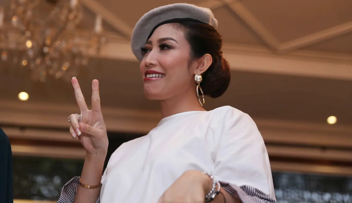 Namun saat hadir dalam acara Ambah Batik di Plataran Menteng, Jakarta Pusat, Kamis (11/5) Ayu nekad menggunakan high heels. Ia berlenggak-lengok mengenakan busana hamil. (Nurwahyunan/Bintang.com)