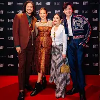 Penampilan memukau saat World Premiere Budi Pekerti di Toronto International Film Festival ditampilkan oleh keempat pemain utama. Senyum yang mereka tampilkan juga penuh bahagia dan rasa bangga. Para pemain pun senang, TIFF bisa mengapresiasi dan menjadi saksi awal perjalanan film Budi Pekerti. (Liputan6.com/IG/@filmbudipekerti)