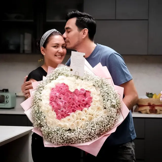 6 Potret Darius Sinathrya dan Donna Agnesia Rayakan Anniversary, Sederhana