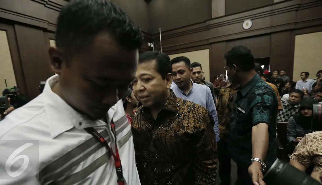 Ketua DPR Setya Novanto memasuki ruang persidangan kasus korupsi e-KTP di Pengadilan Tipikor Jakarta, Kamis (6/4). Setya Novanto bersama tujuh orang saksi dihadirkan JPU dalam sidang kelima kasus mega korupsi e-KTP ini. (Liputan6.com/Helmi Afandi)