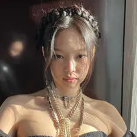 Jennie juga menambahkan aksesoris kalung rantai yang cukup banyak di lehernya sebagai statement mencolok. (Instagram/jennierubyjane).