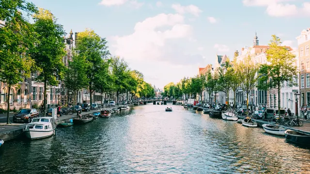 Amsterdam Luncurkan Kampanye Wisata 'Stay Away', Targetkan Turis Inggris Bermasalah