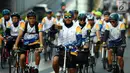 Salah satu peserta berselfie saat mengikuti Fun Bike dalam rangka menyambut HUT ke-69 Bank Tabungan Negara (BTN) di Jakarta, Sabtu (9/2). Fun Bike HUT BTN diikuti oleh lebih dari 1.000 peserta. (Liputan6.com/Johan Tallo)