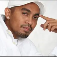 Setelah dua puluh tahun berkarya di industri musik tanah air, Glenn akan menyanyikan  20 lagunya dalam konser ‘Menanti Arah’  yang akan diselenggarakan pada 17 Oktober mendatan