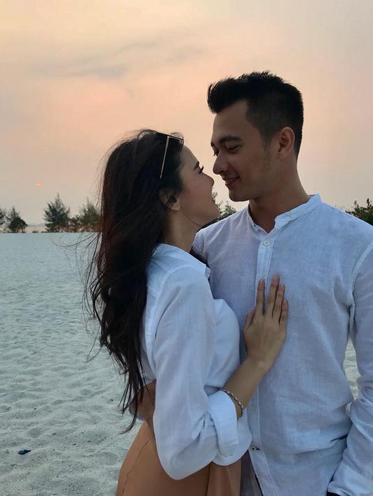 Meski terbentur restu saat menikah, kini Eza dan Meiza tampak hidup bahagia bersama. Apalagi sejak kelahiran anak pertama mereka ini, kehidupan rumah tangga pasangan ini akan semakin bahagia. (Liputan6.com/IG/ma_coritha)