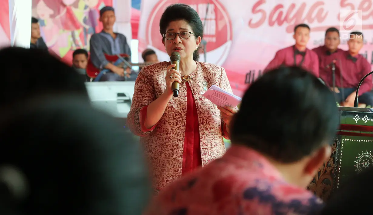 Menkes Nila F. Moeloek memberi sambutan dalam peringatan Hari Aids Sedunia di Lapas Narkotika Kelas IIA Cipinang, Jakarta Timur, Senin (17/12). Hari AIDS Sedunia tahun ini mengusung tema 'Saya Berani, Saya Hebat'. (Liputan6.com/Johan Tallo)