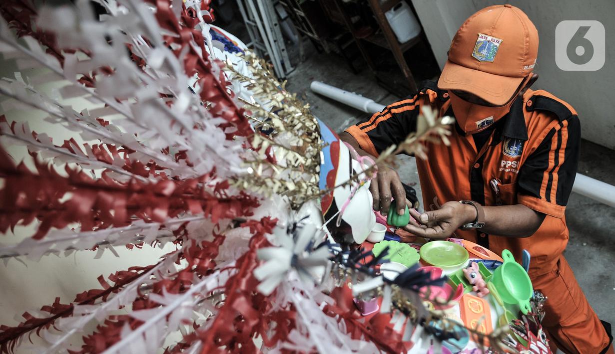 Petugas PPSU menyelesaikan pembuatan ondel-ondel dari limbah plastik di Kantor Kelurahan Kemayoran, Jakarta, Senin (3/8/2020). Ide pembuatan ondel-ondel dari limbah plastik berawal dari Lurah Kemayoran Rahmat Fajar, Nono (37) bersama ketiga rekan PPSU lainnya. (merdeka.com/Iqbal S. Nugroho)